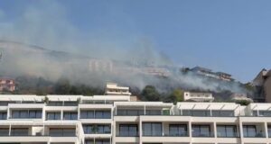 Zjarr mbi tunelin e Vlorës, flakët rrezikojnë banesat në zonën e Ujit të Ftohtë