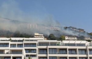Zjarr mbi tunelin e Vlorës, flakët rrezikojnë banesat në zonën e Ujit të Ftohtë
