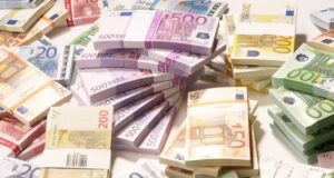 Banka e Shqipërisë blen 139.6 mln euro, por euro vijon rënien – kursi zbriti në 93 lekë