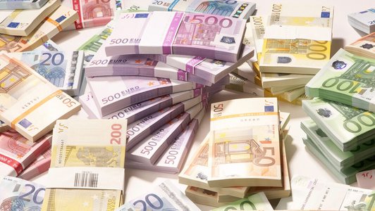Banka e Shqipërisë blen 139.6 mln euro, por euro vijon rënien – kursi zbriti në 93 lekë