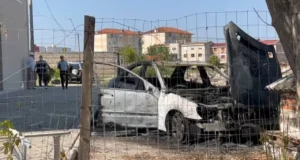 66-vjeçari gjendet i pajetë në makinën e përfshirë nga flakët,policia po heton ngjarjen