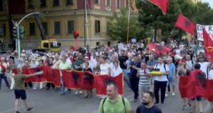 Protesta qytetare në Tiranë, dita e 52-të: Marshim drejt Kryeministrisë, kërkohet ndryshim politik