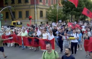 Protesta qytetare në Tiranë, dita e 52-të: Marshim drejt Kryeministrisë, kërkohet ndryshim politik