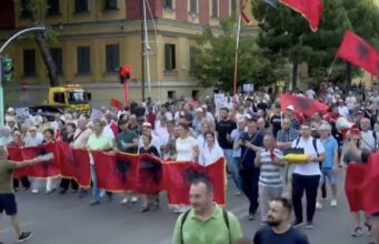 Protesta qytetare në Tiranë, dita e 52-të: Marshim drejt Kryeministrisë, kërkohet ndryshim politik