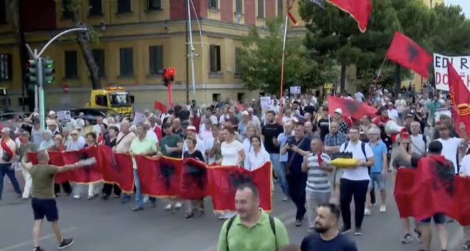 Protesta qytetare në Tiranë, dita e 52-të: Marshim drejt Kryeministrisë, kërkohet ndryshim politik