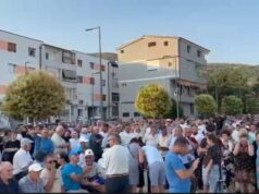 Protestë në Prrenjas kundër bashkimit të mundshëm me Librazhdin, qytetarët kërkojnë ruajtjen e statusit të bashkisë