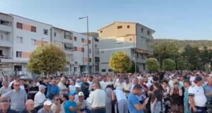 Protestë në Prrenjas kundër bashkimit të mundshëm me Librazhdin, qytetarët kërkojnë ruajtjen e statusit të bashkisë