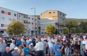 Protestë në Prrenjas kundër bashkimit të mundshëm me Librazhdin, qytetarët kërkojnë ruajtjen e statusit të bashkisë