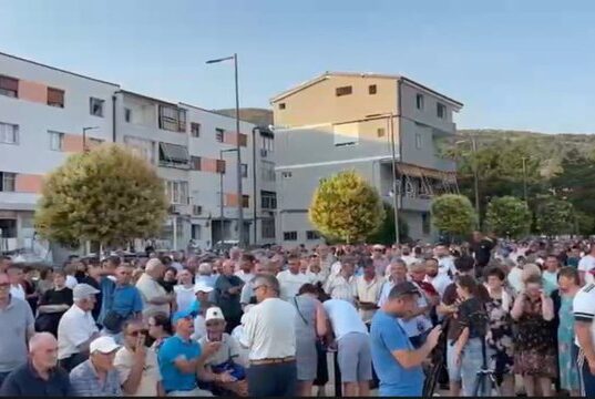 Protestë në Prrenjas kundër bashkimit të mundshëm me Librazhdin, qytetarët kërkojnë ruajtjen e statusit të bashkisë