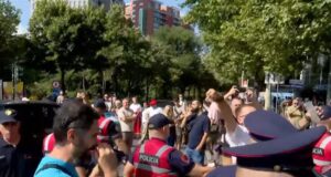 Shkon në 11 numri i protestuesve të shoqëruar nga policia, mes tyre edhe aktivisti Edison Lika