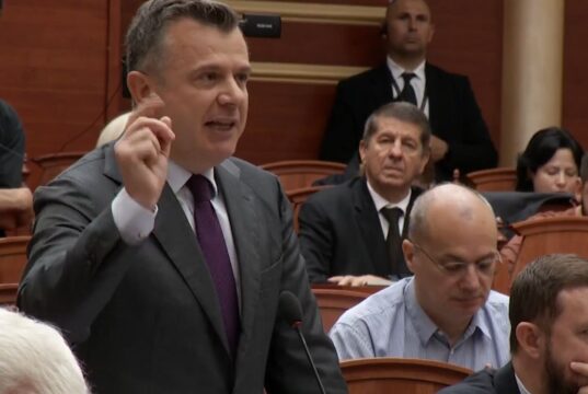 Balla/Në tubim, terroristë të Gardës Revolucionare të Iranit”