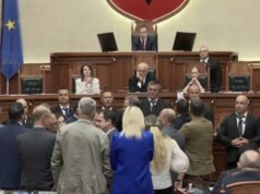 Mazhoranca kalon në votim pas bllokimit të foltores, miratohet propozimi i Ballës