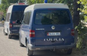 Liron ish-bashkëshorten që mbante peng, policia vijon negociatat për dorëzimin e autorit