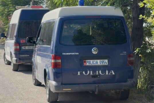 Liron ish-bashkëshorten që mbante peng, policia vijon negociatat për dorëzimin e autorit