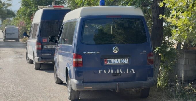 Liron ish-bashkëshorten që mbante peng, policia vijon negociatat për dorëzimin e autorit