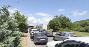 Radhë kilometrike në Qafë-Thanë, udhëtarët përballen me pritje të gjata në temperatura te larta