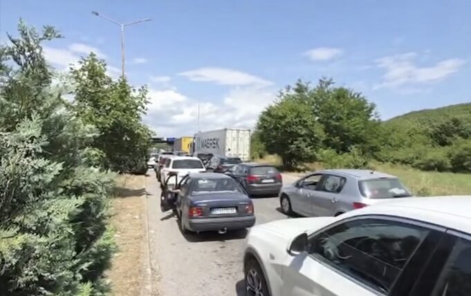 Radhë kilometrike në Qafë-Thanë, udhëtarët përballen me pritje të gjata në temperatura te larta