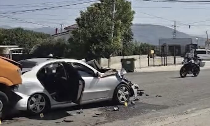 Katër automjete përplasen pranë rrethrrotullimit të Bradasheshit, dy të pl*gosur