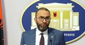 PD çon në Kushtetuese marrëveshjen e huasë 302 mln euro me SHBA për pajisje ushtarake, Bardhi: Janë shkelur 7 nene procedurale