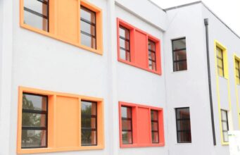Rama publikon shkollën e rikonstruktuar “Sotir Çapo” në Patos: Gati për vitin e ri shkollor