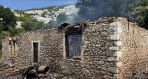 Zjarri përfshin banesën, humbin jetën nena 24-vjeçare dhe 2 fëmijët e saj të mitur
