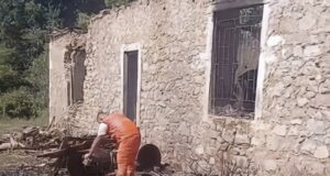 Flakët shuan jetën e një nëne të re dhe dy fëmijëve, familja ishte kthyer së fundmi nga Gjermania