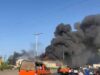 Flakët përfshijnë një magazinë fishekzjarresh! Tymi i zi mbulon zonën, bllokohen disa akse rrugore