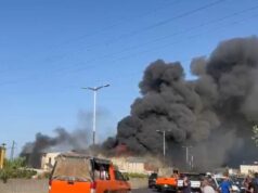 Flakët përfshijnë një magazinë fishekzjarresh! Tymi i zi mbulon zonën, bllokohen disa akse rrugore