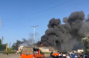 Flakët përfshijnë një magazinë fishekzjarresh! Tymi i zi mbulon zonën, bllokohen disa akse rrugore