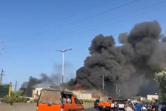 Flakët përfshijnë një magazinë fishekzjarresh! Tymi i zi mbulon zonën, bllokohen disa akse rrugore