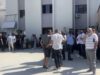 Protestë në Bashkinë Klos, punonjësit bojkotojnë punën kundër propozimit për shkrirjen e bashkisë