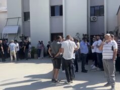 Protestë në Bashkinë Klos, punonjësit bojkotojnë punën kundër propozimit për shkrirjen e bashkisë