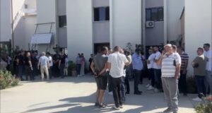 Protestë në Bashkinë Klos, punonjësit bojkotojnë punën kundër propozimit për shkrirjen e bashkisë