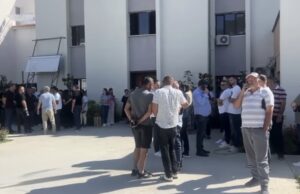 Protestë në Bashkinë Klos, punonjësit bojkotojnë punën kundër propozimit për shkrirjen e bashkisë