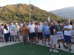 Banorët e Memaliajt protestojnë kundër shkrirjes së bashkisë me Tepelenën