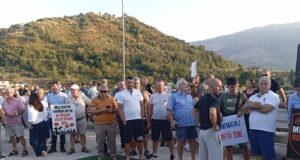 Banorët e Memaliajt protestojnë kundër shkrirjes së bashkisë me Tepelenën