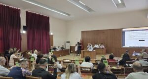 Këshilli Bashkiak i Fierit korrigjon administratën: Miraton disa vendime ,ul taksën e ndërtimit dhe miraton investime të reja