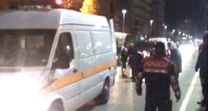 “Porsche” p*rplas vajzën tek vijat e bardha, shoferi shpallet në kërkim