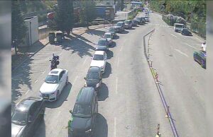 Kolona deri në 20 km në kufirin Kroaci–Mali i Zi, pritje deri në 10 orë; MEPJ reagon për vështirësitë e shqiptarëve