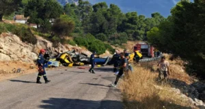 Greqi/ Përplasen 2 helikopterë zjarrfikës, dy të vd*kur dhe dy të pl*gosur! (VIDEO)