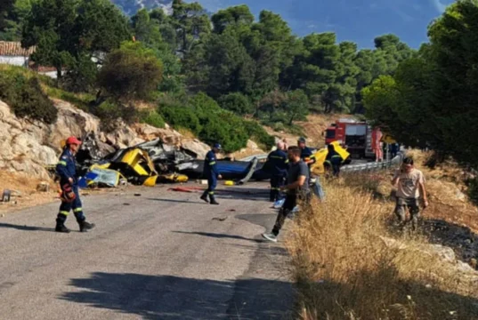 Greqi/ Përplasen 2 helikopterë zjarrfikës, dy të vd*kur dhe dy të pl*gosur! (VIDEO)