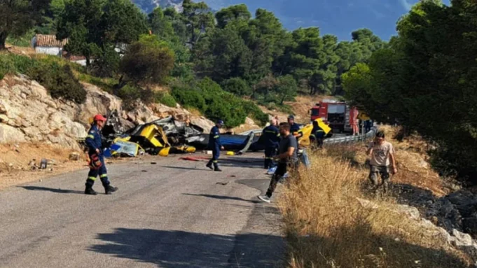 Greqi/ Përplasen 2 helikopterë zjarrfikës, dy të vd*kur dhe dy të pl*gosur! (VIDEO)