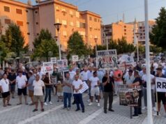 Punonjësit e Bashkisë Rrogozhinë bojkotojnë punën: Protestë kundër shkrirjes me Kavajën