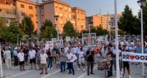Punonjësit e Bashkisë Rrogozhinë bojkotojnë punën: Protestë kundër shkrirjes me Kavajën