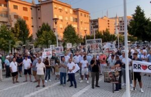 Punonjësit e Bashkisë Rrogozhinë bojkotojnë punën: Protestë kundër shkrirjes me Kavajën