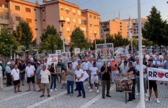 Punonjësit e Bashkisë Rrogozhinë bojkotojnë punën: Protestë kundër shkrirjes me Kavajën