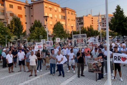 Punonjësit e Bashkisë Rrogozhinë bojkotojnë punën: Protestë kundër shkrirjes me Kavajën