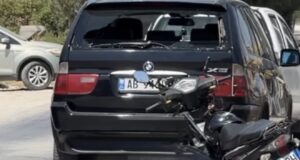 Aksident në Fier, motomjeti përplaset me një automjet, plagoset drejtuesi