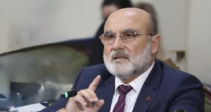 Deputeti i PS , Vullnet Sinaj kunder shkrirjes se Bashkise Selenice