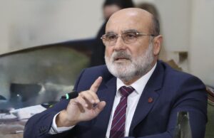 Deputeti i PS , Vullnet Sinaj kunder shkrirjes se Bashkise Selenice
